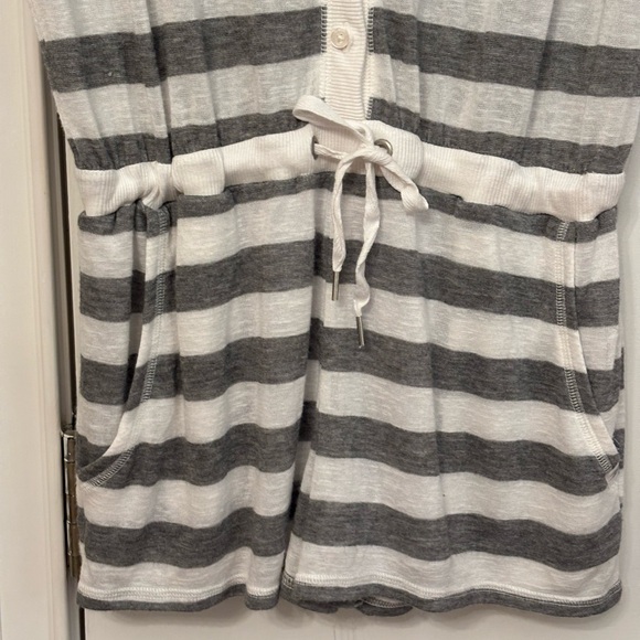 Victoria’s Secret Gray & White Striped Romper Drawstring Size M Pockets Viscose - Picture 4 of 13